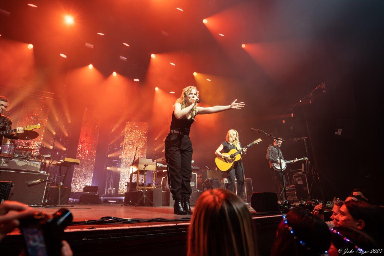 Ilse De Lange - Theatertour 2023 @ 013 Tilburg, picture 53, photographed by Joke Puype - FrontView Magazine