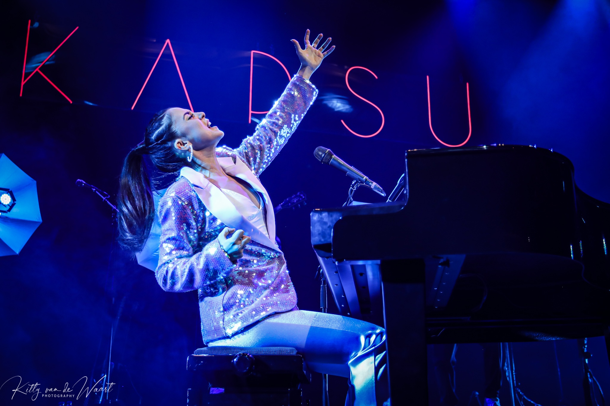 KARSU @ Effenaar, picture 2, photographed by Kitty van de Waart - FrontView Magazine