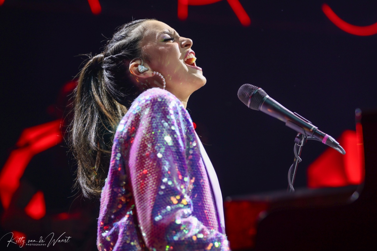 KARSU @ Effenaar, picture 3, photographed by Kitty van de Waart - FrontView Magazine