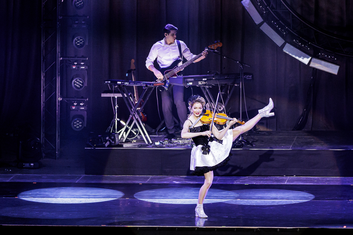 Lindsey Stirling - Snow Waltz Tour @ ING Arena, picture 4, photographed by Peter Smet - FrontView Magazine