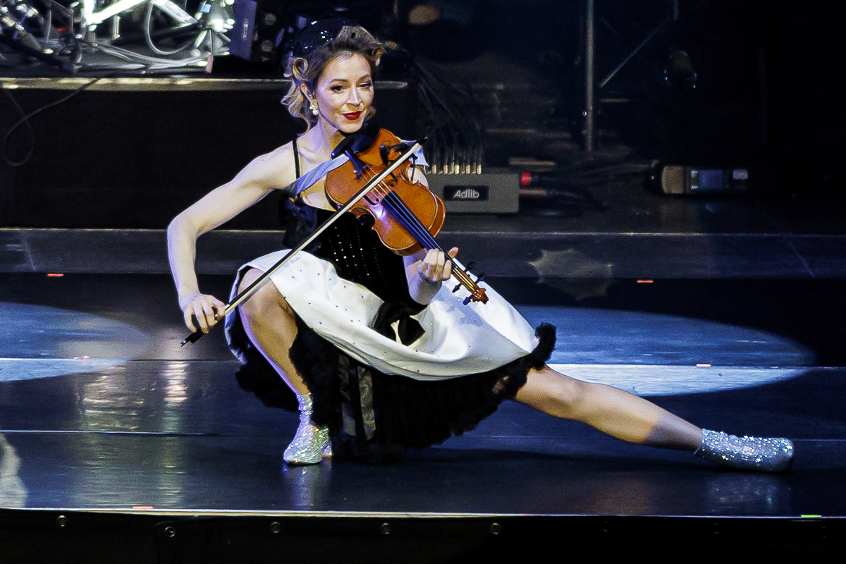 Lindsey Stirling - Snow Waltz Tour @ ING Arena, picture 6, photographed by Peter Smet - FrontView Magazine