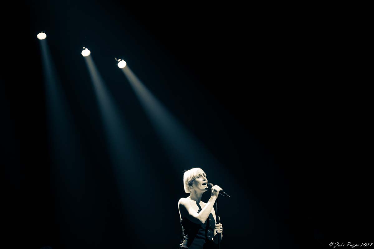 Hooverphonic: 20th Anniversary Tour @ De Warande, picture 3, photographed by FrontView Magazine