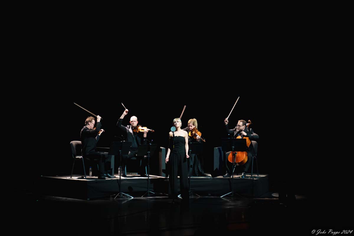 Hooverphonic: 20th Anniversary Tour @ De Warande, picture 6, photographed by FrontView Magazine