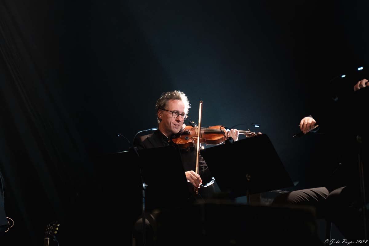 Hooverphonic: 20th Anniversary Tour @ De Warande, picture 11, photographed by FrontView Magazine