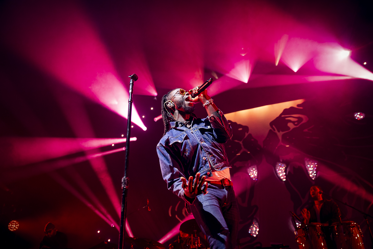 Black Pumas @ Vorst Nationaal, picture 3, photographed by Peter Smet - FrontView Magazine