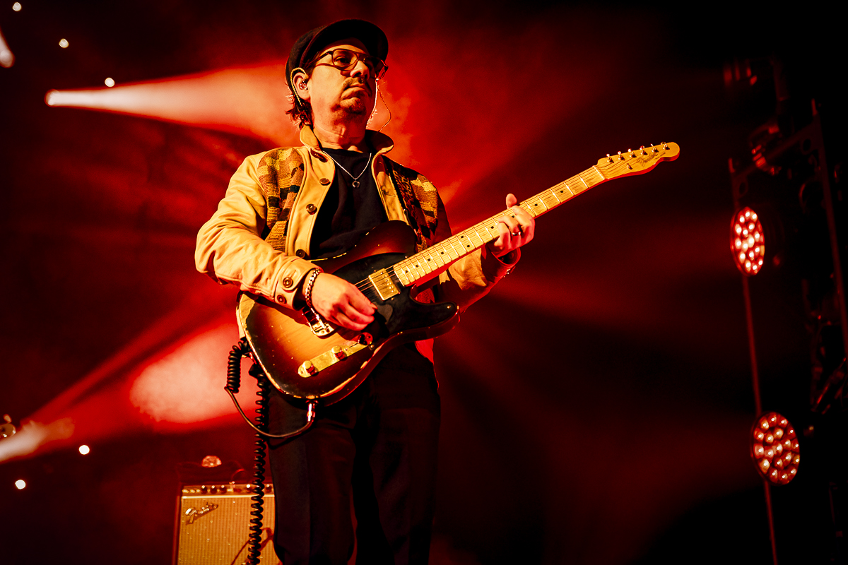 Black Pumas @ Vorst Nationaal, picture 6, photographed by Peter Smet - FrontView Magazine
