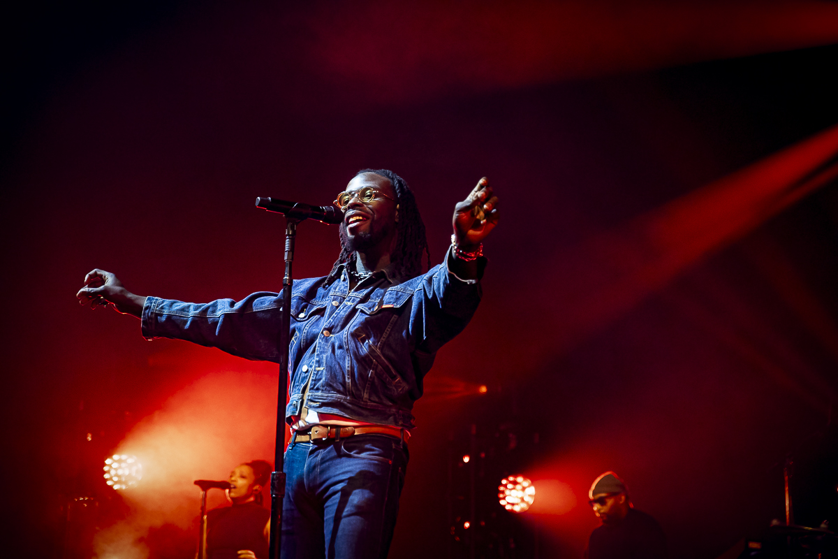 Black Pumas @ Vorst Nationaal, picture 8, photographed by Peter Smet - FrontView Magazine