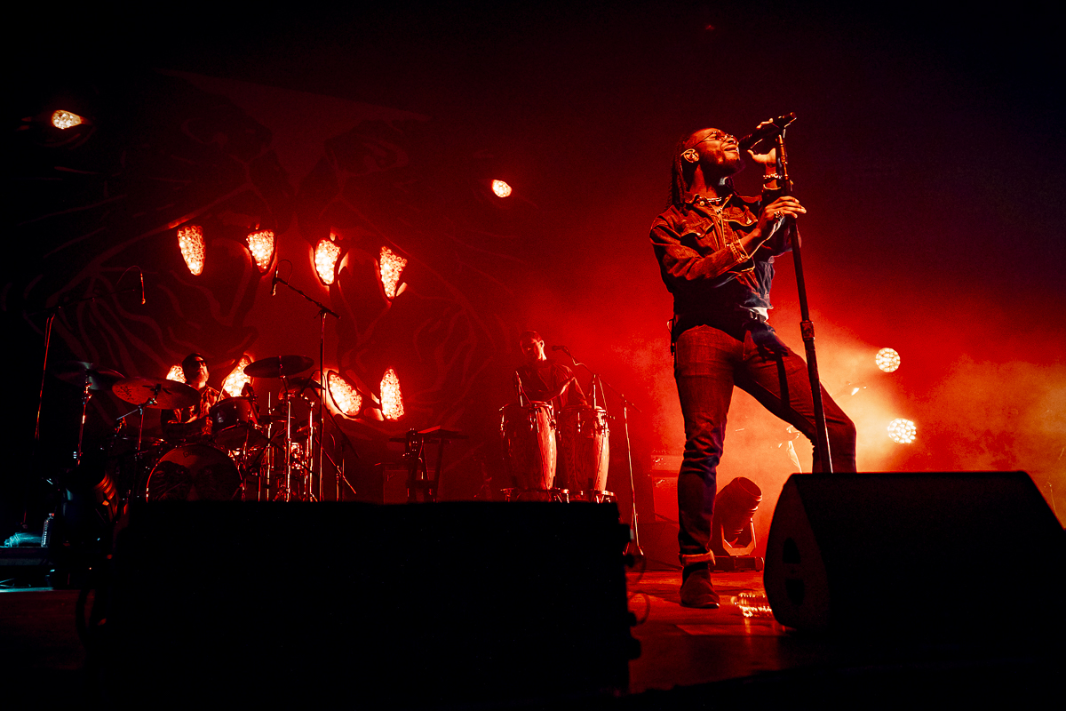 Black Pumas @ Vorst Nationaal, picture 12, photographed by Peter Smet - FrontView Magazine