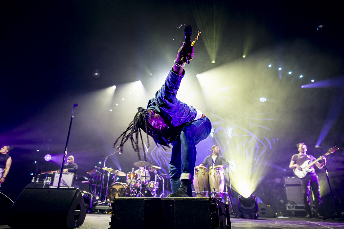 Black Pumas @ Vorst Nationaal, picture 16, photographed by Peter Smet - FrontView Magazine