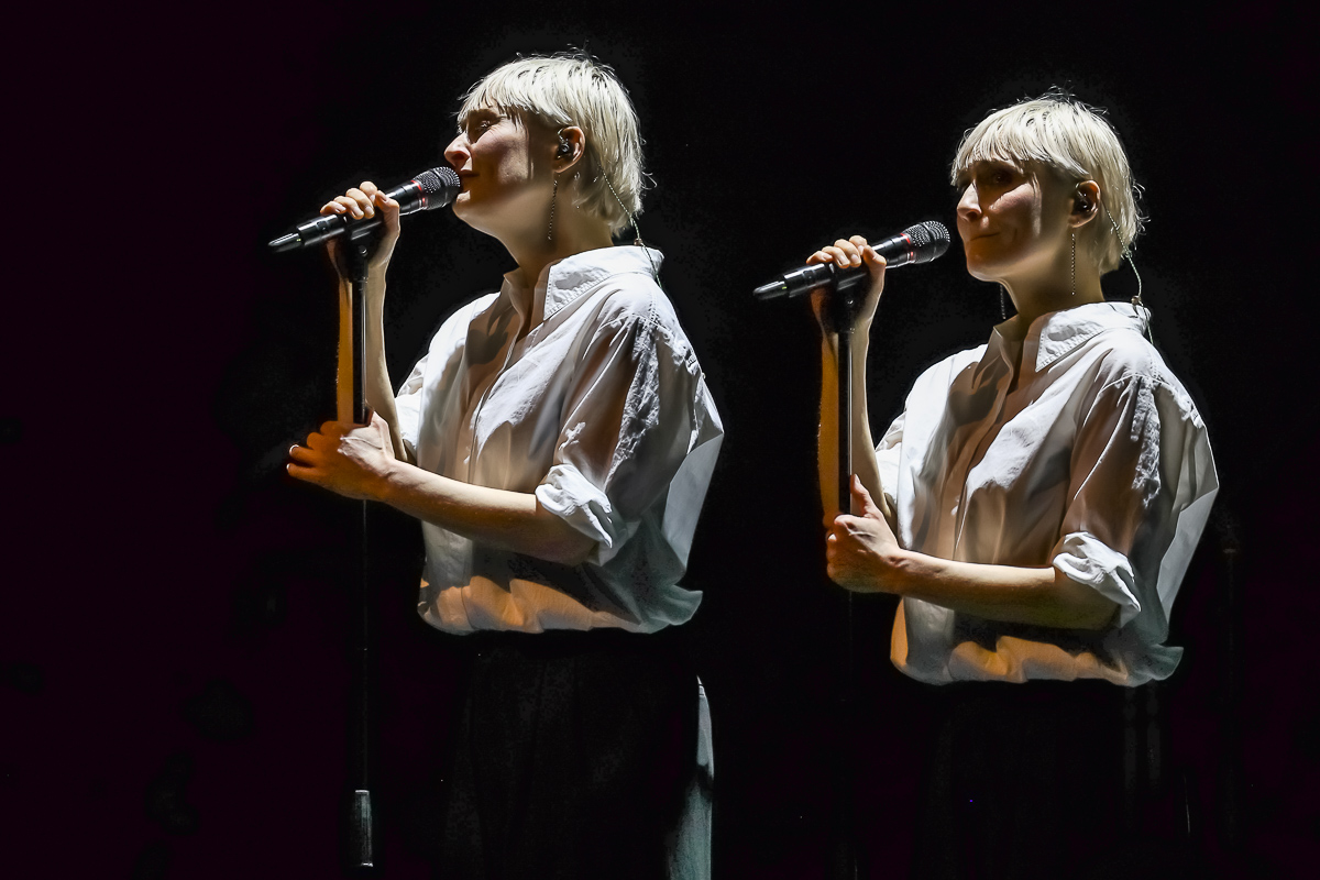 Hooverphonic 20th Anniversary Tour @ Koningin Elisabethzaal, picture 23, photographed by Marc Verdonck - FrontView Magazine