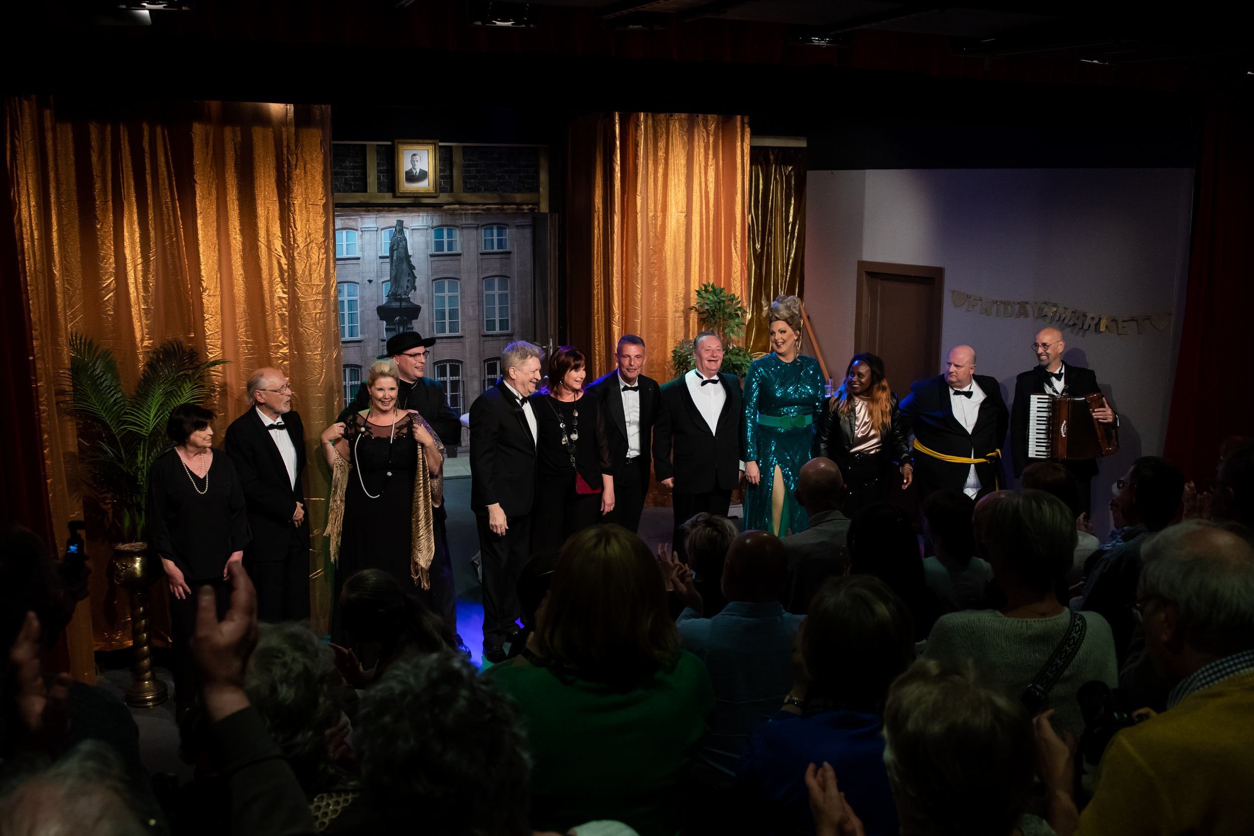 Première De Vrijdagse Markt @ EWT - Theater, foto 24, foto's door Goele Bormans - FrontView Magazine