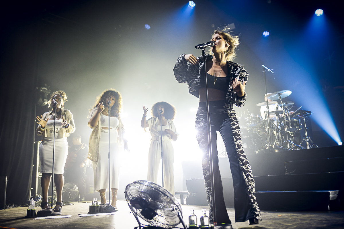Selah Sue @ Gladiolen, picture 11, photographed by Peter Smet - FrontView Magazine