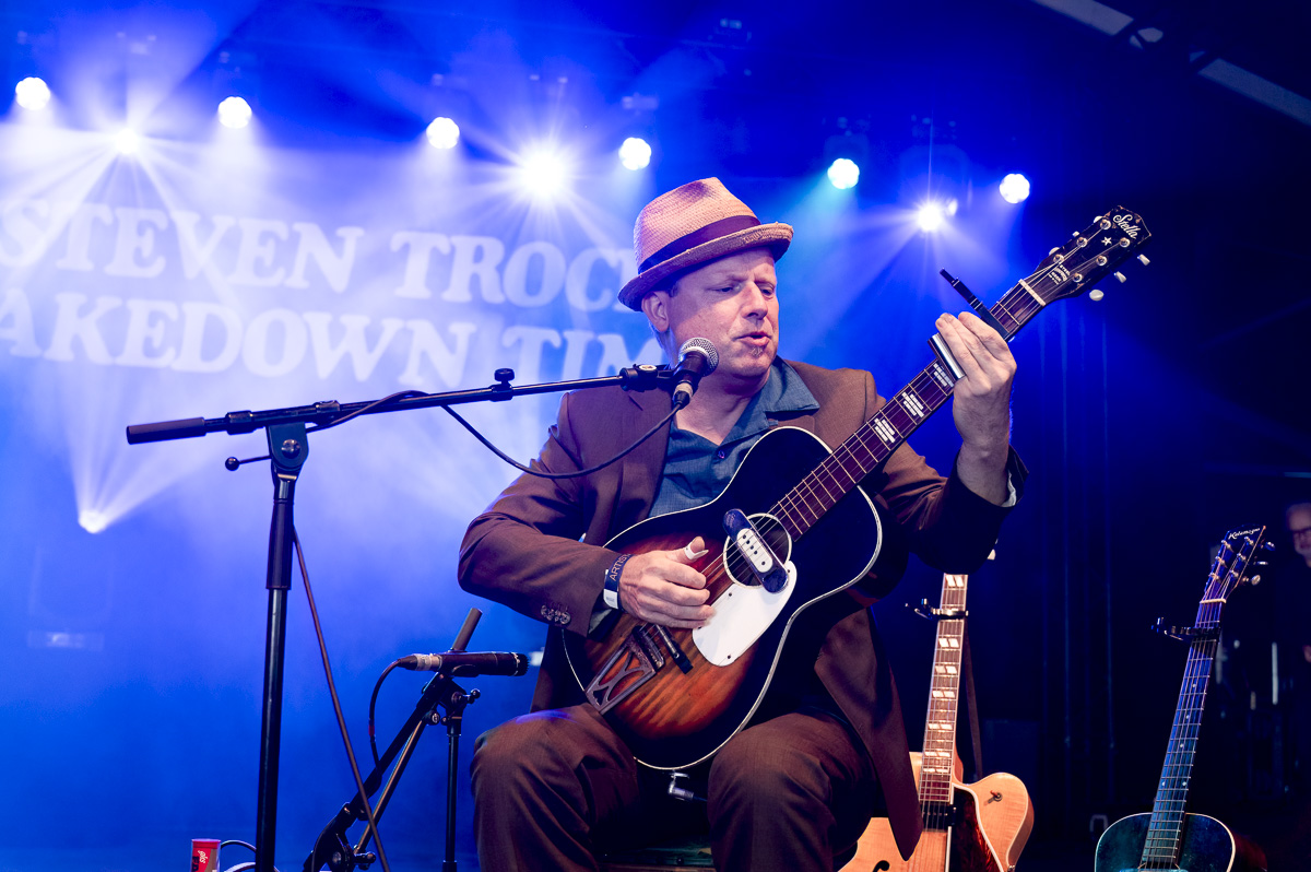 Steven Troch & Shakedown Tim @ Blues Peer Dag 3, picture 3, photographed by Luc Klinckaert - FrontView Magazine