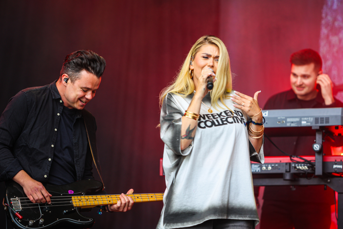 Roxeanne Hazes @ Parkfeest Oosterhout, picture 7, photographed by Kitty van de Waart - FrontView Magazine