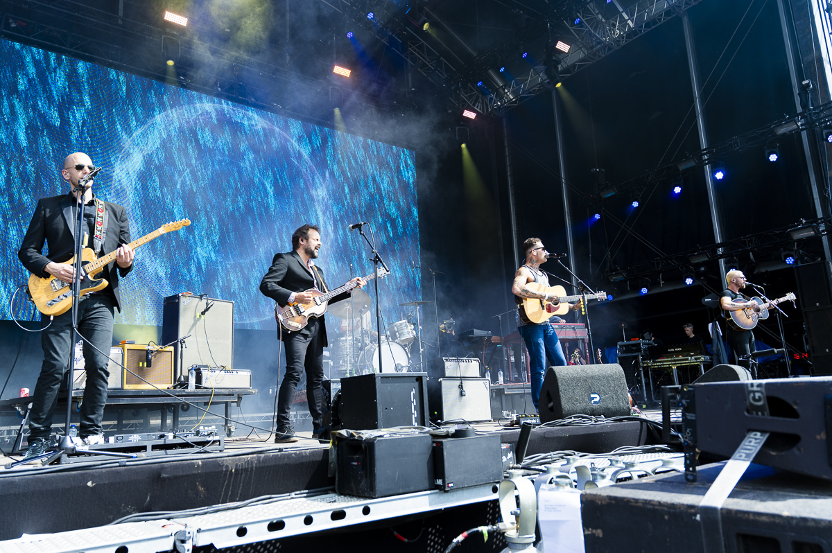 Douwe Bob @ Vestrock Dag 1, picture 7, photographed by Luc Klinckaert - FrontView Magazine