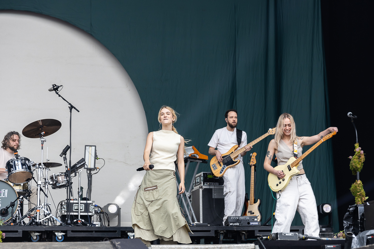 Pommelien Thijs @ Vestrock 2024 dag 2, picture 4, photographed by Marc Verdonck - FrontView Magazine