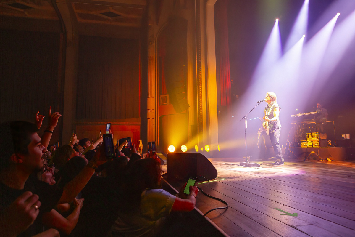 Juanes @ De Roma, picture 5, photographed by Edwin Houdevelt - FrontView Magazine