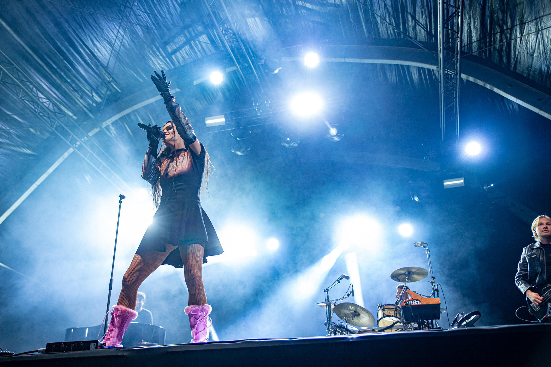 Davina Michelle @ Genk on stage, picture 26, photographed by Leen Verlinden - FrontView Magazine