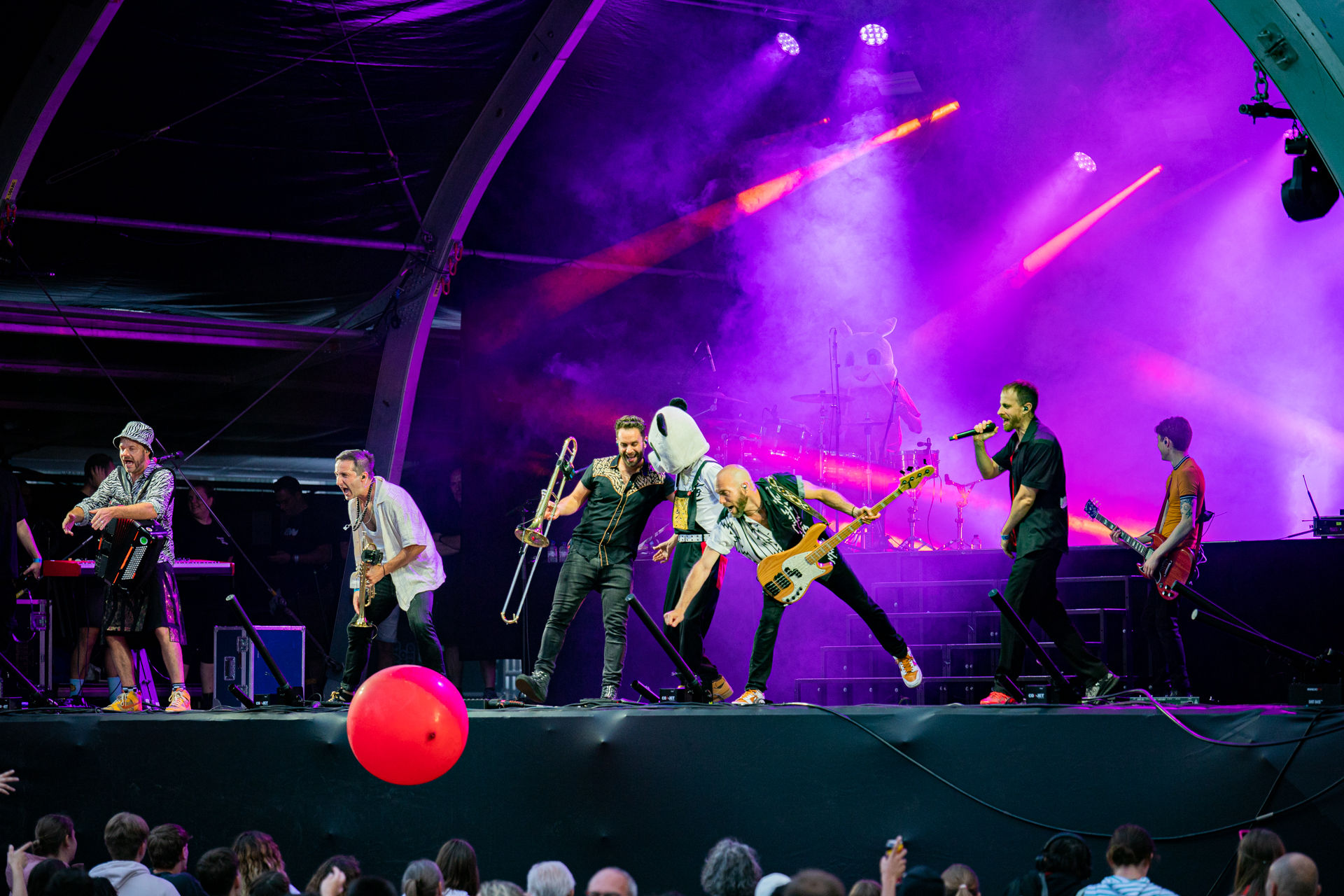 La Pegatina @ Genk on stage, picture 10, photographed by Leen Verlinden - FrontView Magazine