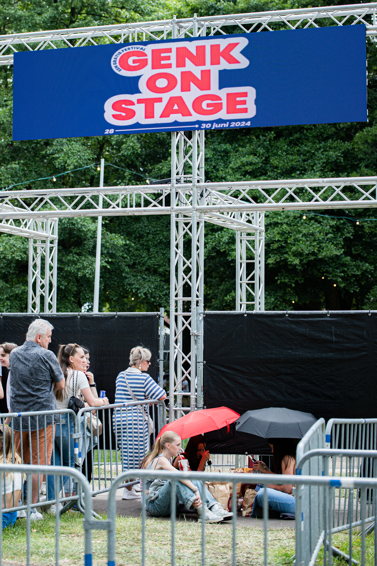 Sfeer @ Genk on stage, picture 1, photographed by Leen Verlinden - FrontView Magazine