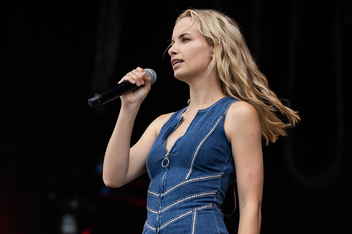 Olivia @ Beach Festival Nieuwpoort 2024 dag 3, picture 1, photographed by Marc Verdonck - FrontView Magazine