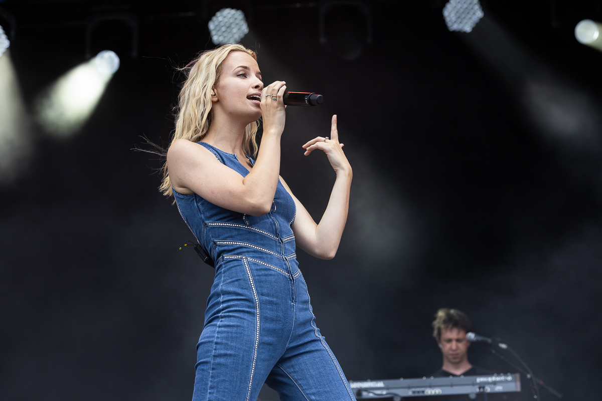 Olivia @ Beach Festival Nieuwpoort 2024 dag 3, picture 5, photographed by Marc Verdonck - FrontView Magazine