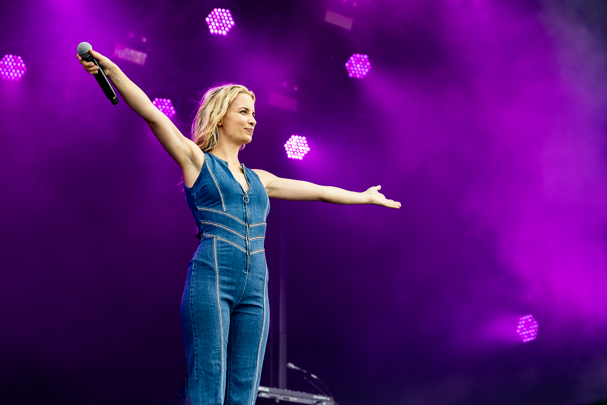 Olivia @ Beach Festival Nieuwpoort 2024 dag 3, picture 16, photographed by Marc Verdonck - FrontView Magazine