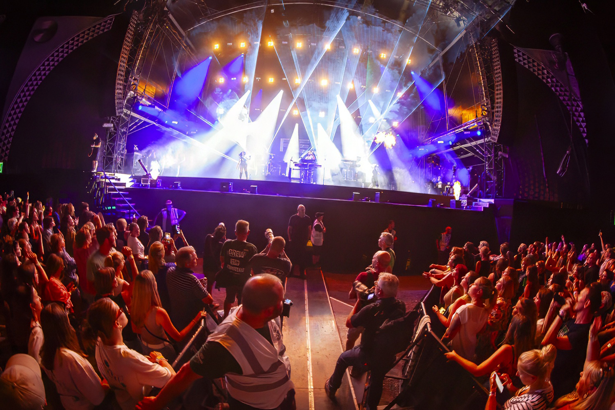 Regi Live ft Linda & guests @ Lokerse Feesten 2024, picture 11, photographed by Edwin Houdevelt - FrontView Magazine