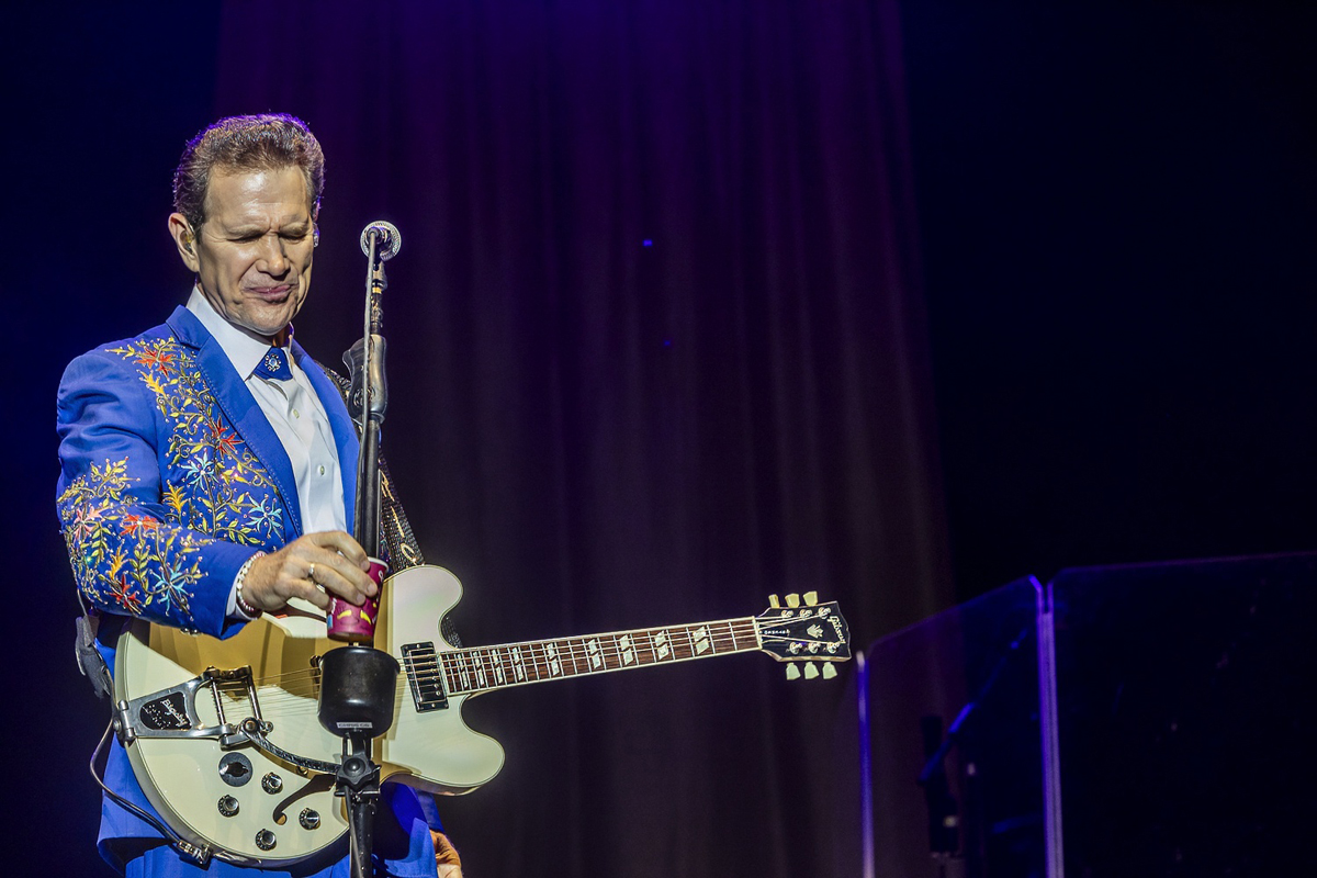 Chris Isaak @ Lokerse Feesten, foto 20, foto's door Edwin Houdevelt - FrontView Magazine