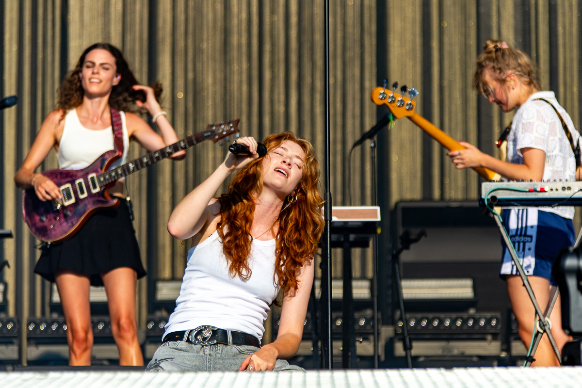 Froukje @ Lokerse Feesten, picture 8, photographed by Luc Klinckaert - FrontView Magazine