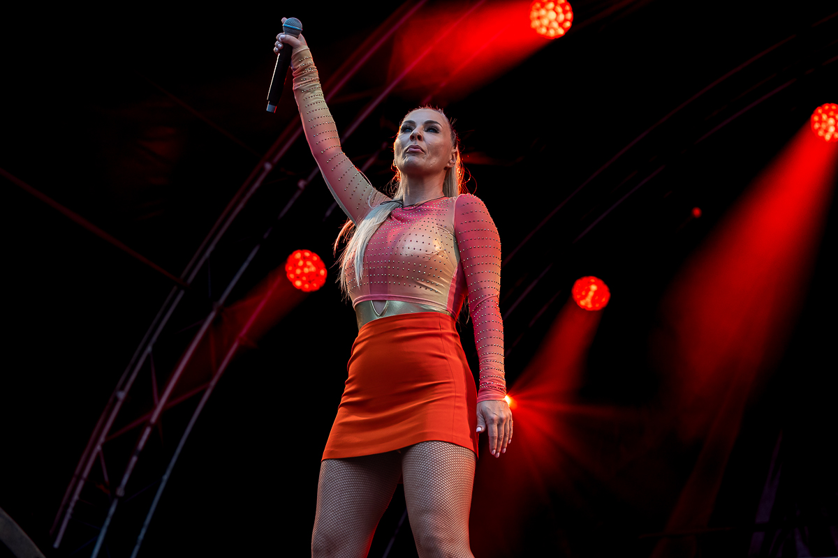 Mackenzie feat. Jessy @ Bollekesfeesten 2024, picture 1, photographed by Marc Verdonck - FrontView Magazine