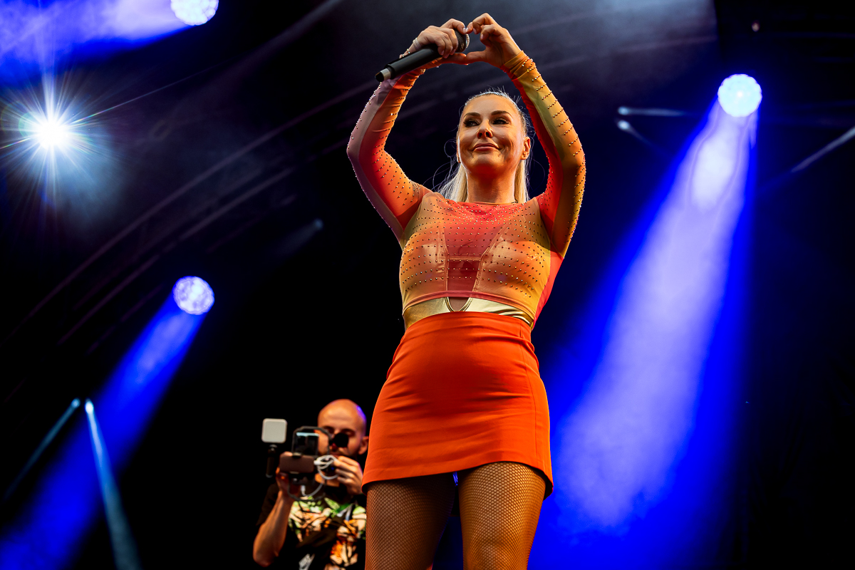 Mackenzie feat. Jessy @ Bollekesfeesten 2024, picture 6, photographed by Marc Verdonck - FrontView Magazine