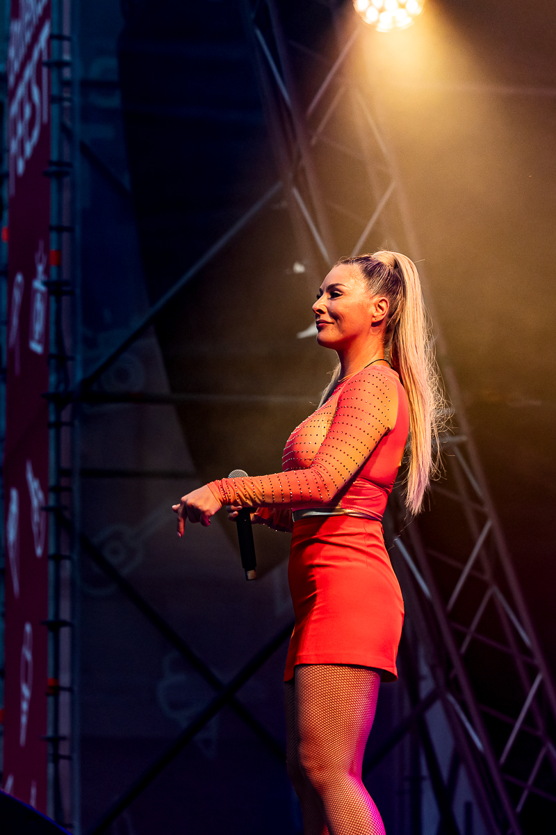 Mackenzie feat. Jessy @ Bollekesfeesten 2024, picture 10, photographed by Marc Verdonck - FrontView Magazine