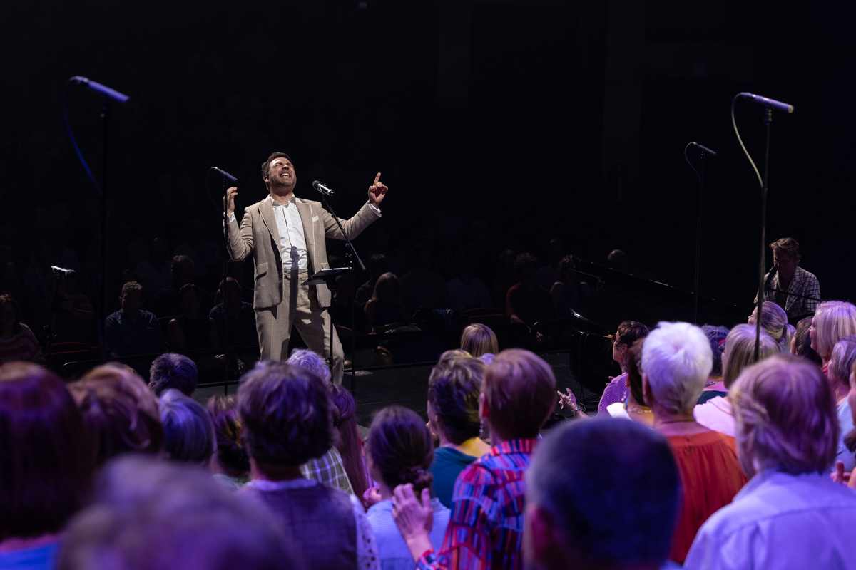 Bent Van Looy in Koor @ Stadsschouwburg Antwerpen, foto 52, foto's door David Johnson - FrontView Magazine