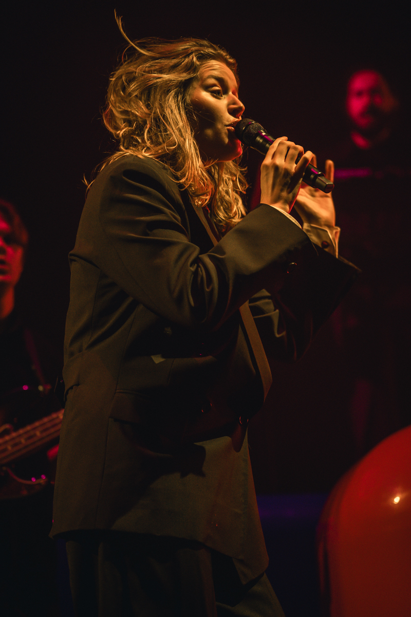 Girl In Red @ Vorst Nationaal, picture 2, photographed by Jelle Meersschaut - FrontView Magazine