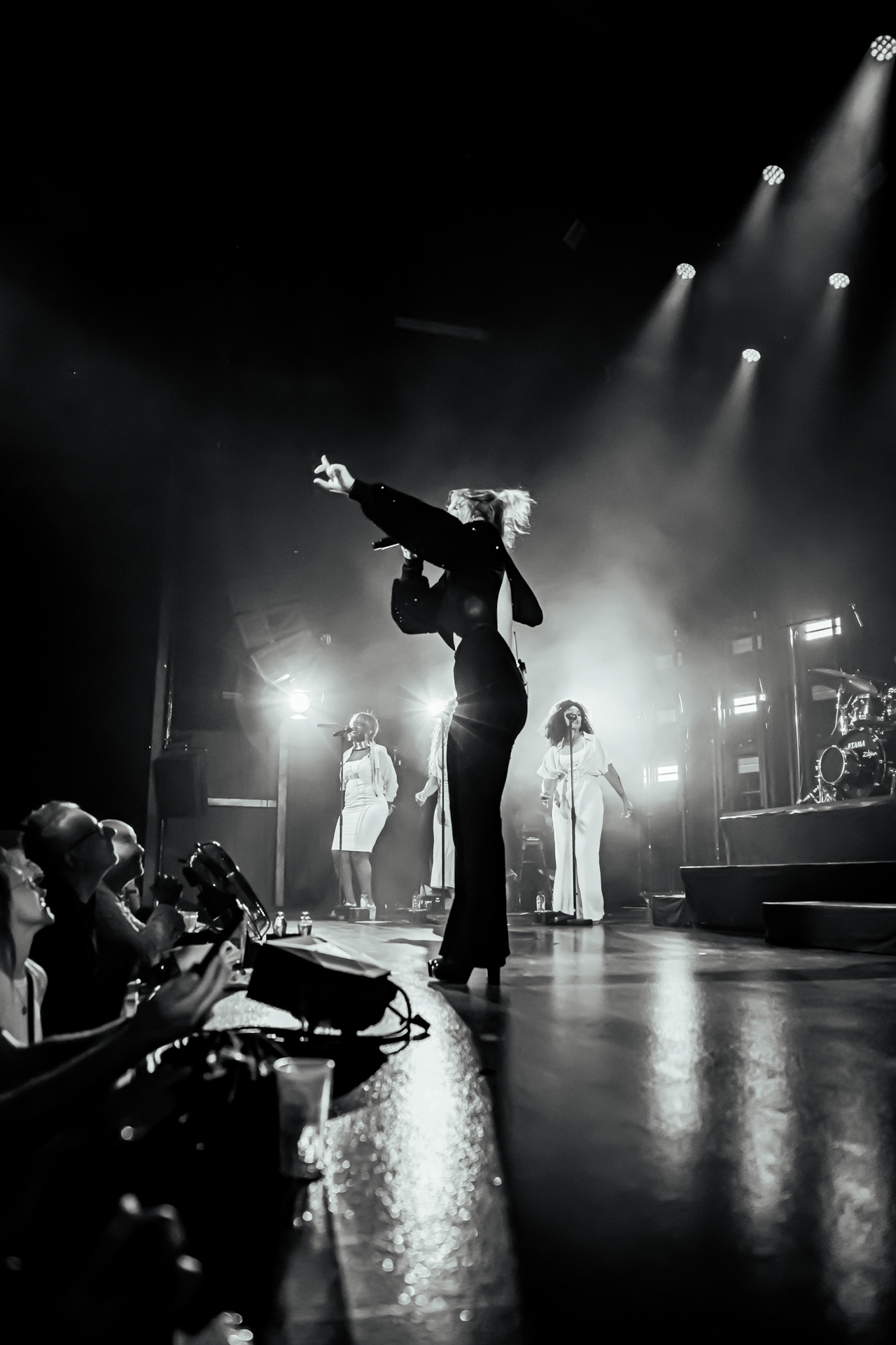 Selah Sue @ Het Depot, picture 28, photographed by Leen Verlinden - FrontView Magazine