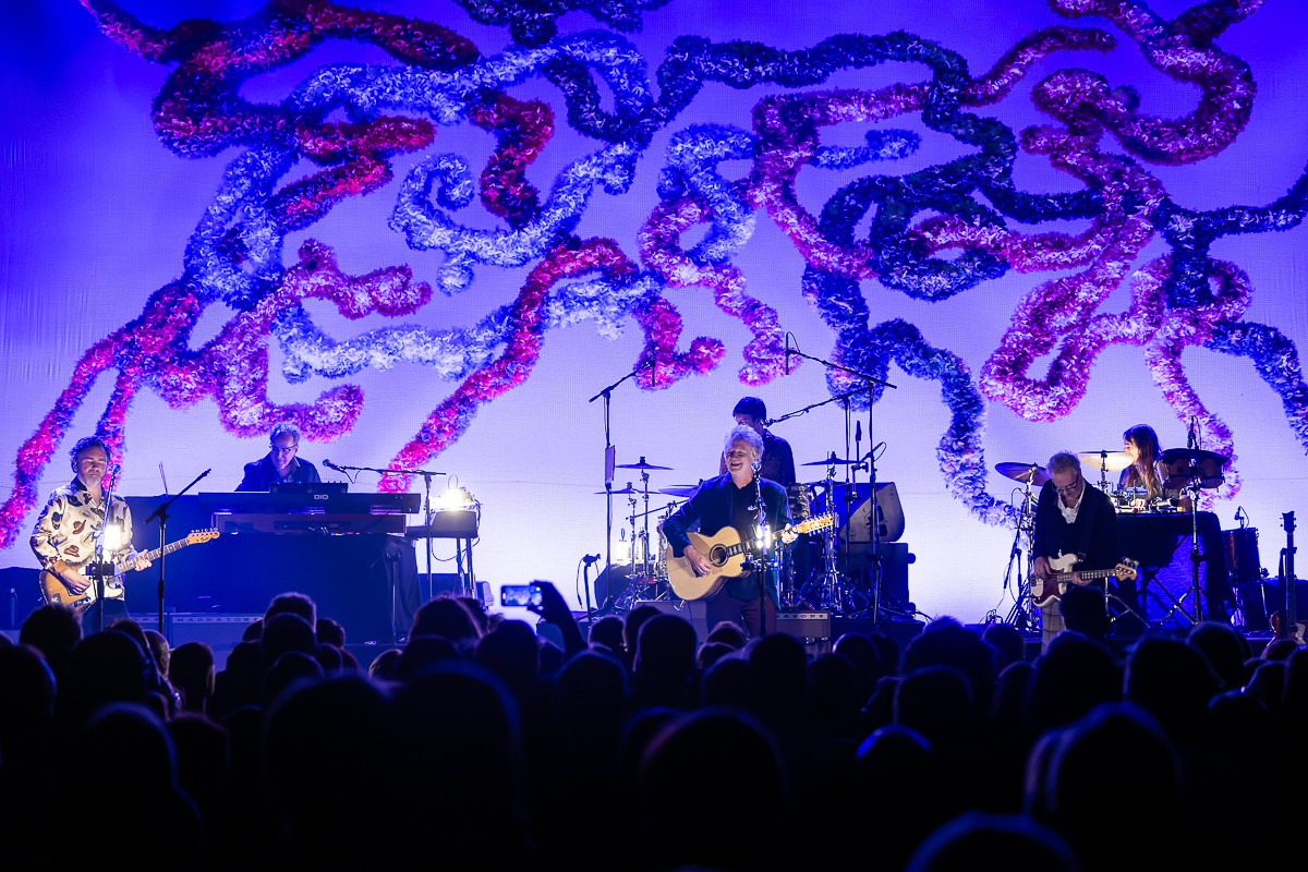 Crowded House @ Koninklijk Circus, picture 2, photographed by David Johnson - FrontView Magazine