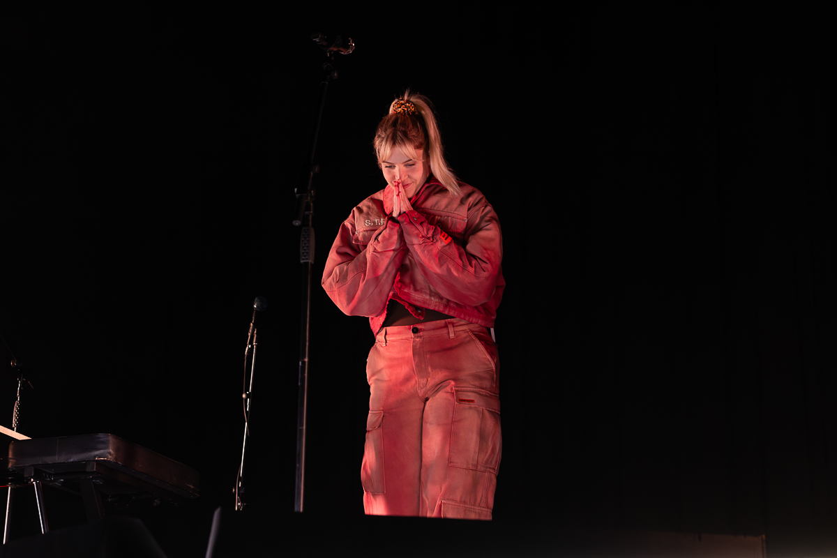 London Grammar @ Vorst Nationaal, picture 1, photographed by David Johnson - FrontView Magazine