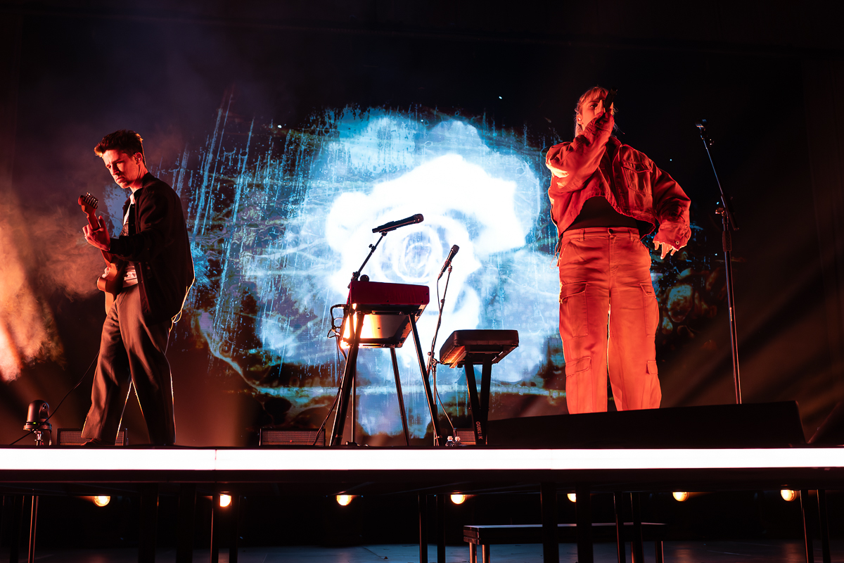London Grammar @ Vorst Nationaal, picture 8, photographed by David Johnson - FrontView Magazine