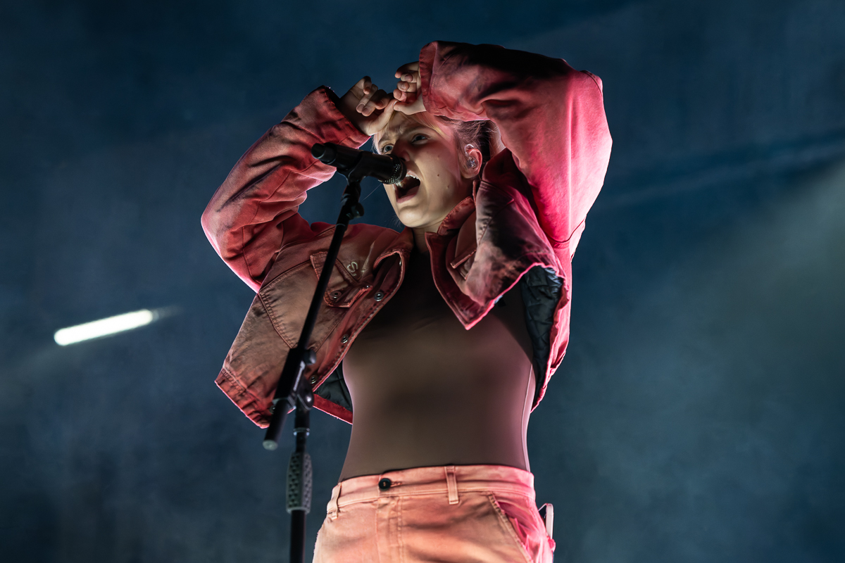 London Grammar @ Vorst Nationaal, picture 9, photographed by David Johnson - FrontView Magazine