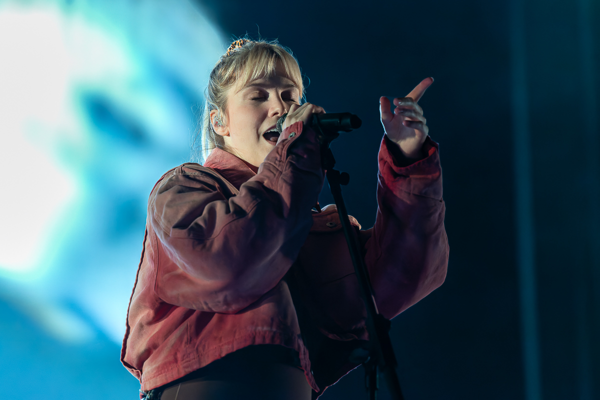 London Grammar @ Vorst Nationaal, picture 10, photographed by David Johnson - FrontView Magazine