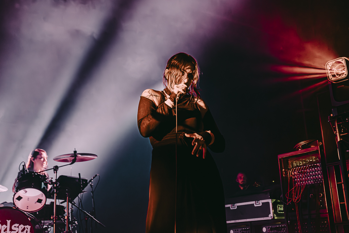 Chelsea Wolfe @ Trix, picture 14, photographed by Peter Smet - FrontView Magazine