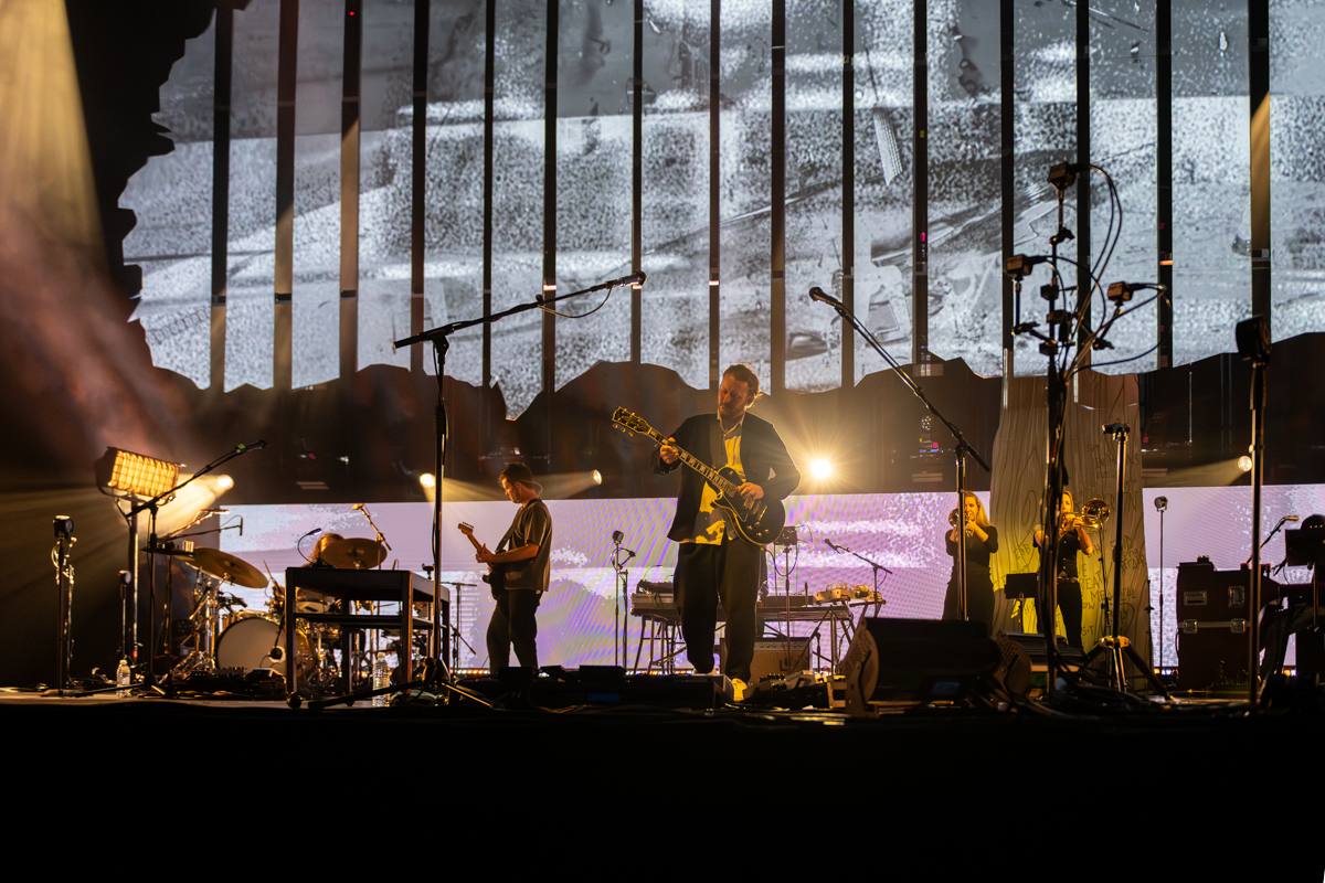 Ben Howard @ Vorst Nationaal, picture 11, photographed by Bart Janssens - FrontView Magazine