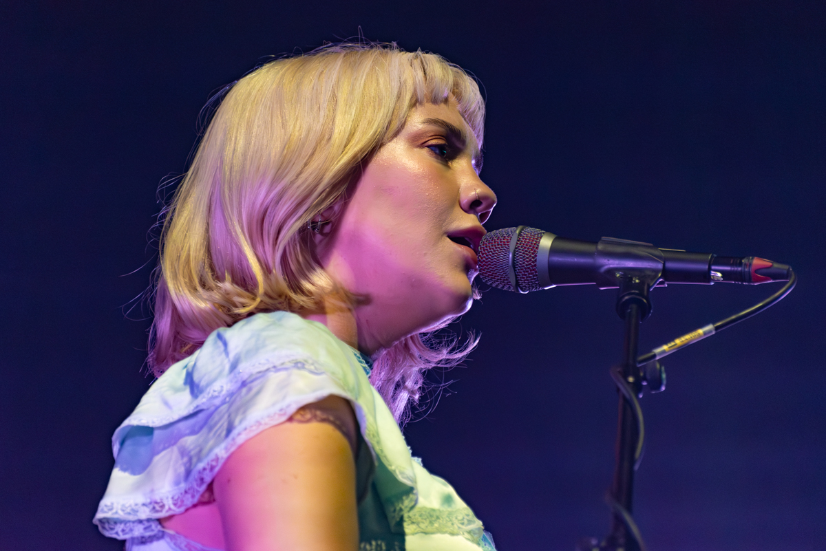 Bess Atwell @ Vorst Nationaal, picture 1, photographed by Bart Janssens - FrontView Magazine