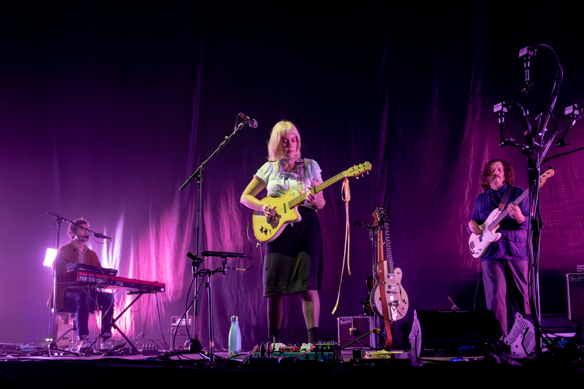 Bess Atwell @ Vorst Nationaal, picture 3, photographed by Bart Janssens - FrontView Magazine
