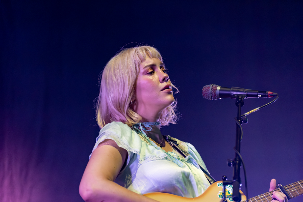 Bess Atwell @ Vorst Nationaal, picture 8, photographed by Bart Janssens - FrontView Magazine