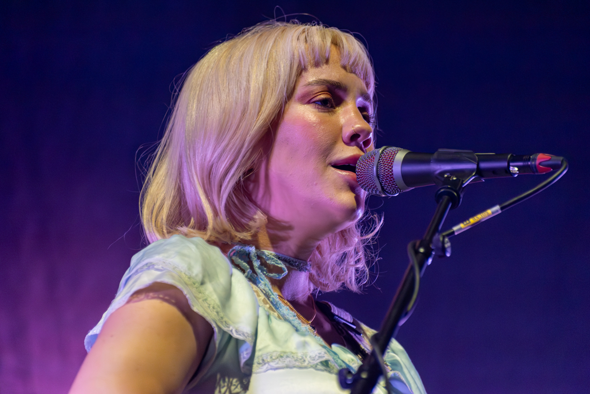 Bess Atwell @ Vorst Nationaal, picture 10, photographed by Bart Janssens - FrontView Magazine
