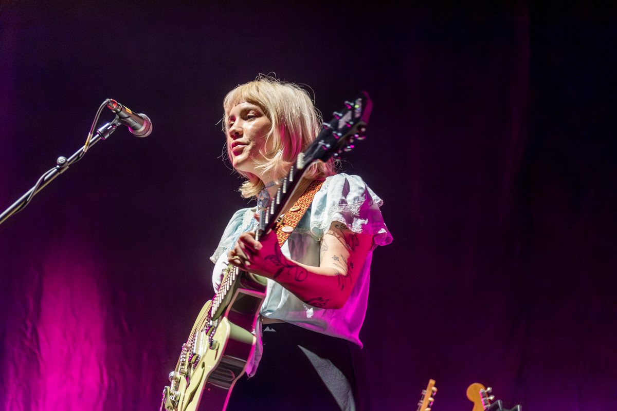 Bess Atwell @ Vorst Nationaal, picture 15, photographed by Bart Janssens - FrontView Magazine