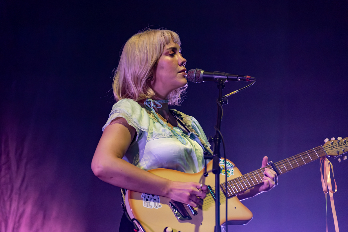 Bess Atwell @ Vorst Nationaal, picture 16, photographed by Bart Janssens - FrontView Magazine