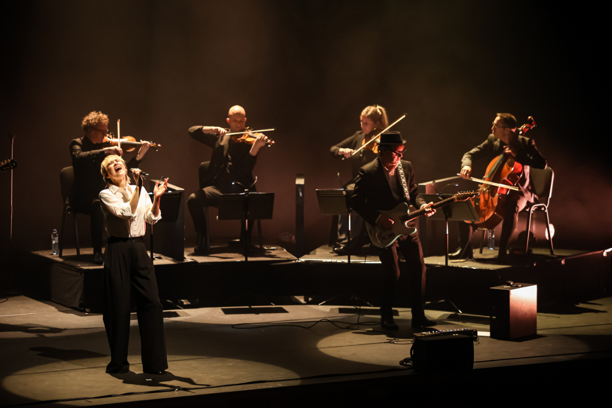 Hooverphonic and Strings Hooverphonic @ Muziekgebouw Eindhoven, picture 5, photographed by Kitty van de Waart - FrontView Magazine